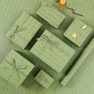 Contenitore d'imballaggio cosmetico di goffratura verde di cartone con il nastro