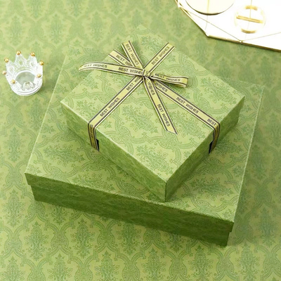 Contenitore d'imballaggio cosmetico di goffratura verde di cartone con il nastro