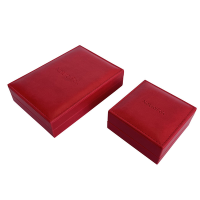 Scatola di moneta rossa di stile d'annata in due pezzi della scatola di cartone del quadrato con interno crema