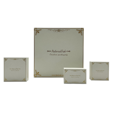 Scatola di Rose Gold Pattern Jewelry Packaging avvolta da carta speciale bianca