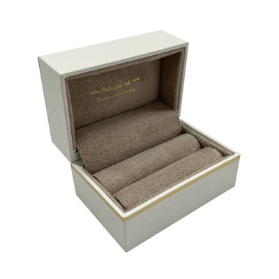Scatola di Rose Gold Pattern Jewelry Packaging avvolta da carta speciale bianca