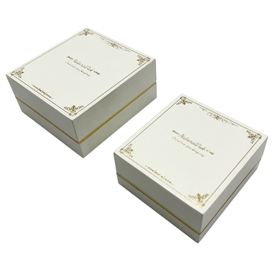 Scatola di Rose Gold Pattern Jewelry Packaging avvolta da carta speciale bianca