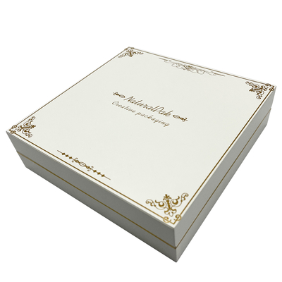 Scatola di Rose Gold Pattern Jewelry Packaging avvolta da carta speciale bianca